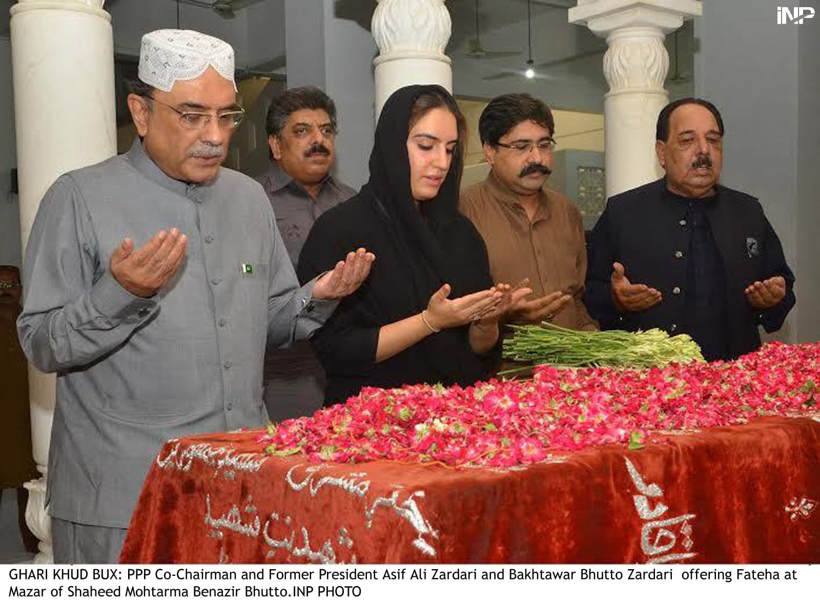 ppp co chairperson asif zardari along with daughter bakhtawar bhutto zardari and other party leader offer fateha at the grave of benazir bhutto in ghari khuda baksh on sunday june 21 2015 photo inp