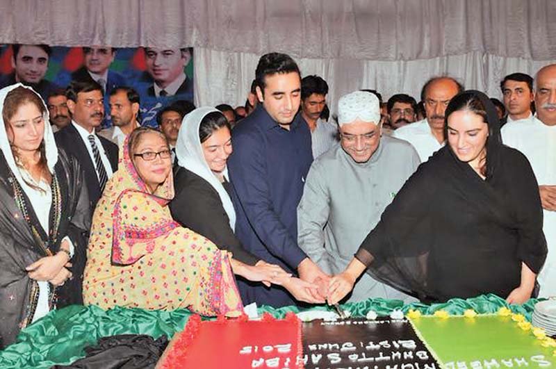 asif zardari bilawal bhutto and his sisters aseefa and bakhtawar slice a cake for benazir at naudero photo app