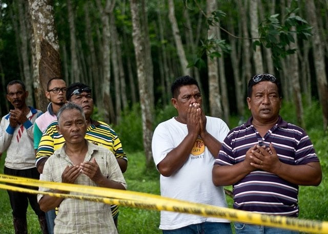 malaysian villagers offer prayers during the re burial of remains believed to be those of ethnic rohingya found at human trafficking camps in the country 039 s north at kampung tualang some 16kms east of alor setar photo afp malaysian villagers offer prayers during the re burial of remains believed to be those of ethnic rohingya found at human trafficking camps in the country 039 s north at kampung tualang some 16kms east of alor setar photo afp