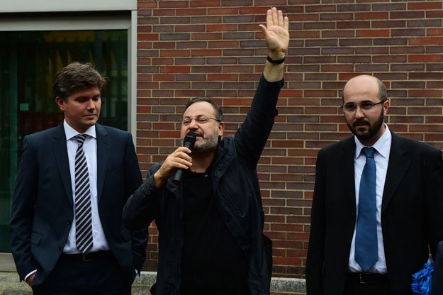 al jazeera journalist ahmed mansour l waves after his release next to his lawyers fazli altin r and patrick teubner l in front of the local court of berlin 039 s tiergarten district where mansour was being held in custody on june 22 2015 photo afp