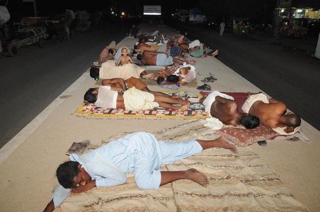 people are forced to sleep on footpaths due to frequent power outages in karachi photo mohammad noman express