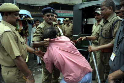 indian police arrest bootlegger over toxic liquor deaths