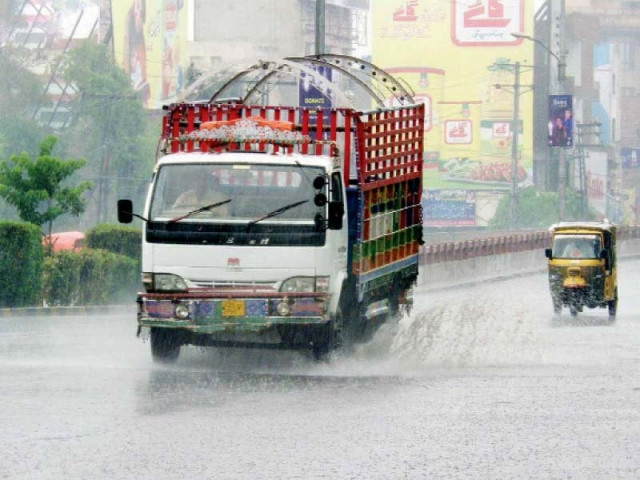 commuters travel through heavy showers in faisalabad photo nni commuters travel through heavy showers in faisalabad photo nni
