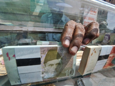 rupee slumps amid political crisis rupee slumps amid political crisis
