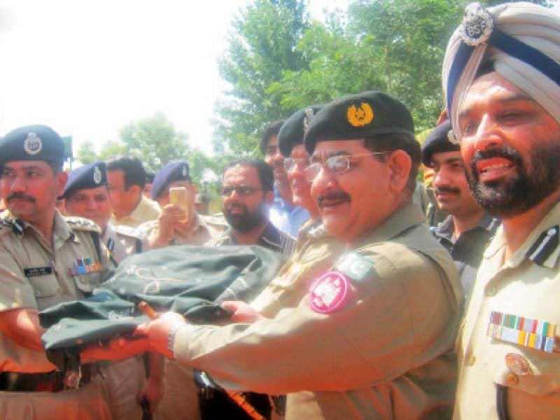 commandant border security force sikh deoraj presenting a gift to commandant chenab rangers lt col ali during the urs of baba chamliyan at the sialkot working boundary photo online