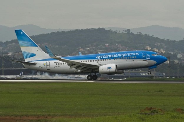 an aircraft of aerolineas argentinas the country 039 s largest airline takes off from runway photo afp