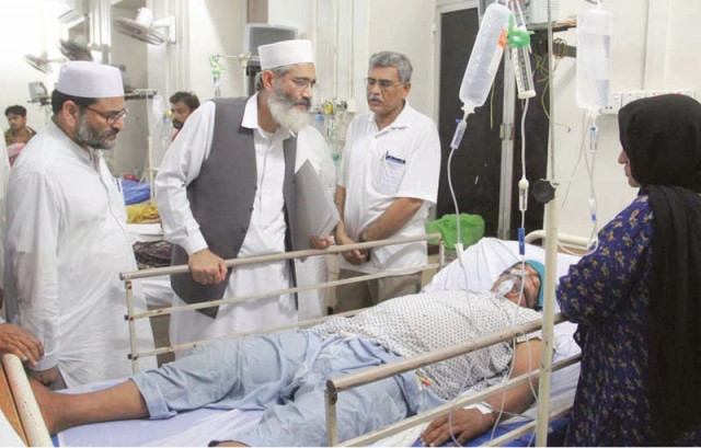jamaat e islami chief sirajul haq inspects a heatstroke patient during his visit to a hospital in karachi photo inp jamaat e islami chief sirajul haq inspects a heatstroke patient during his visit to a hospital in karachi photo inp
