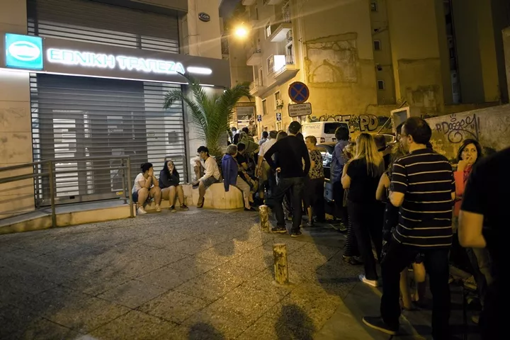 greek people queue in front of an atm machine to withdraw cash from a national bank of greece in central athens on june 28 2015 photo afp greek people queue in front of an atm machine to withdraw cash from a national bank of greece in central athens on june 28 2015 photo afp
