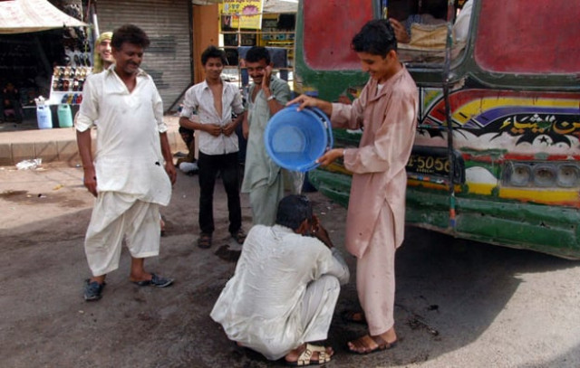 an old man being watered in blistering heat wave in karachi city photo nni an old man being watered in blistering heat wave in karachi city photo nni