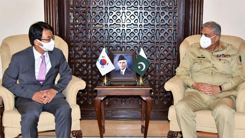 korean ambassador to pakistan suh sangpyo called on the army chief general qamar javed bajwa photo courtesy radio pakistan