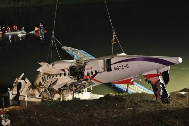 the wreckage of a transasia airways turboprop atr 72 600 aircraft is recovered from a river in new taipei city february 4 2015 photo reuters
