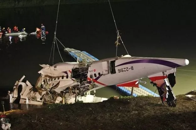 the wreckage of a transasia airways turboprop atr 72 600 aircraft is recovered from a river in new taipei city february 4 2015 photo reuters the wreckage of a transasia airways turboprop atr 72 600 aircraft is recovered from a river in new taipei city february 4 2015 photo reuters