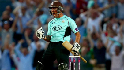azhar mahmood swings surrey to victory with last ball six azhar mahmood swings surrey to victory with last ball six