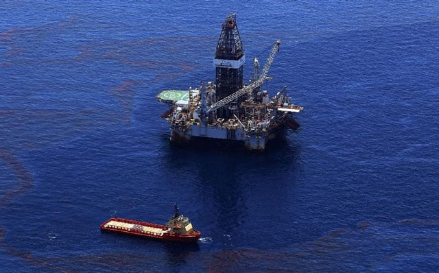 crews on ships work on stopping the flow of oil at the source site of the deepwater horizon disaster on may 29 2010 in the gulf of mexico near venice louisiana photo afp crews on ships work on stopping the flow of oil at the source site of the deepwater horizon disaster on may 29 2010 in the gulf of mexico near venice louisiana photo afp