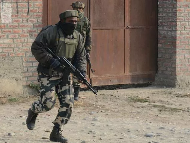 indian soldiers take positions during a gunfight with suspected rebels on the outskirts of srinagar on december 5 2014 photo afp indian soldiers take positions during a gunfight with suspected rebels on the outskirts of srinagar on december 5 2014 photo afp