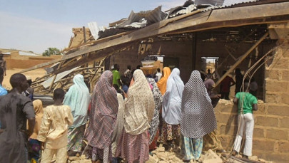 suicide bomber kills five in nigeria church police witness