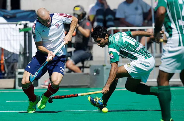 pakistani and a british playing vying for the ball photo www fih ch pakistani and a british playing vying for the ball photo www fih ch