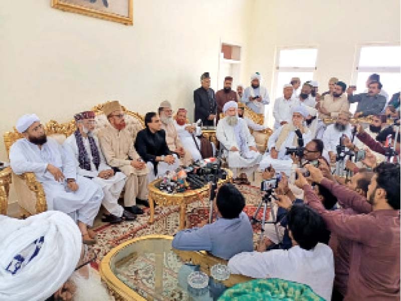 pir of luari sadiq qureshi naqshbandi flanked by prominent religious personalities of sindh clears misconceptions about dargah luari sharif at a press conference held in badin photo express