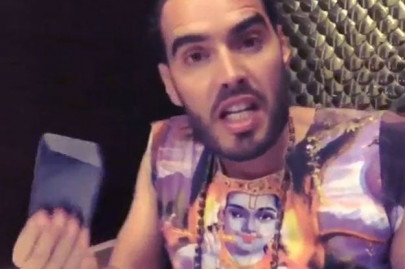 russell brand s phone stolen during india tour russell brand s phone stolen during india tour