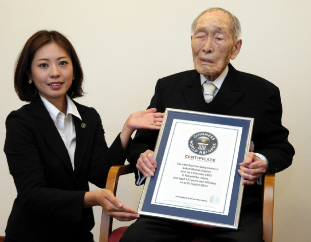 n this file picture taken on august 20 2014 one hundred eleven year old japanese man sakari momoi r receives a certificate naming him as the world 039 s oldest man by the guinness world records at a hospital in tokyo momoi has died in japan at the ripe old age of 112 an official said on july 7 2015 photo afp n this file picture taken on august 20 2014 one hundred eleven year old japanese man sakari momoi r receives a certificate naming him as the world 039 s oldest man by the guinness world records at a hospital in tokyo momoi has died in japan at the ripe old age of 112 an official said on july 7 2015 photo afp