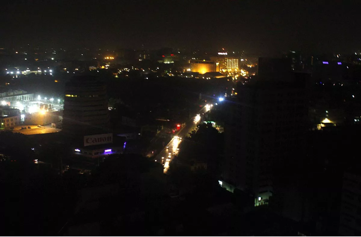 ii chundrigar road is seen plunged into darkness due to a long breakdown in karachi photo online ii chundrigar road is seen plunged into darkness due to a long breakdown in karachi photo online