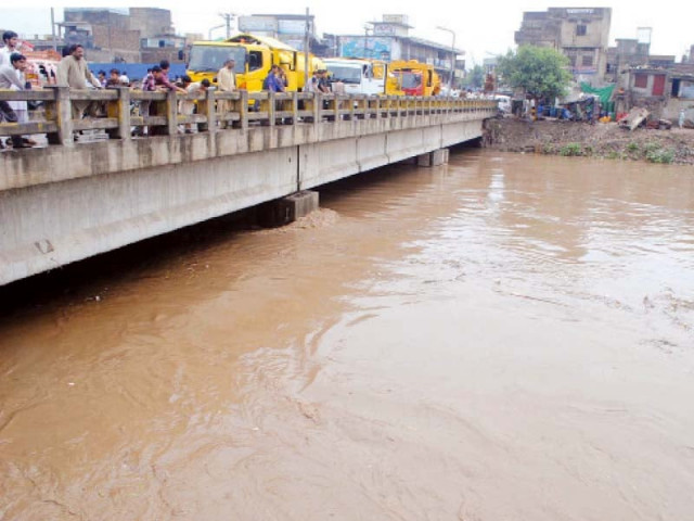 water reaching dangerous level at gawalmandi bridge rawalpindi photo inp water reaching dangerous level at gawalmandi bridge rawalpindi photo inp