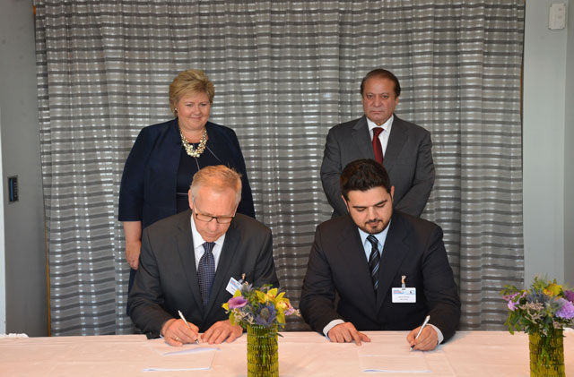 prime minister nawaz sharif and his norwegian counterpart erna solberg witnessing the signing ceremony of mou between nizam energy of sindh and scatec solar for the establishment of three solar power plants in pakistan photo pid