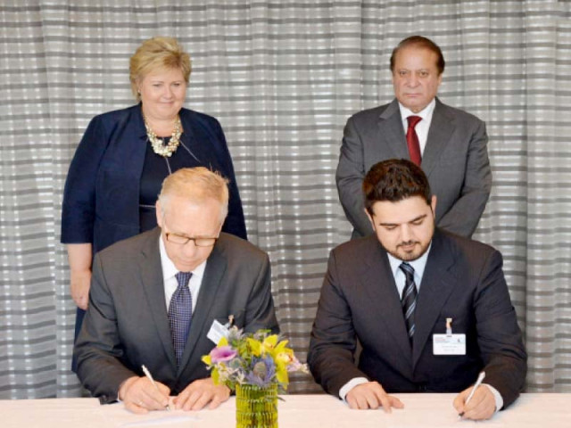 pm nawaz and his norwegian counterpart erna solberg oversee the signing of an energy deal photo nni