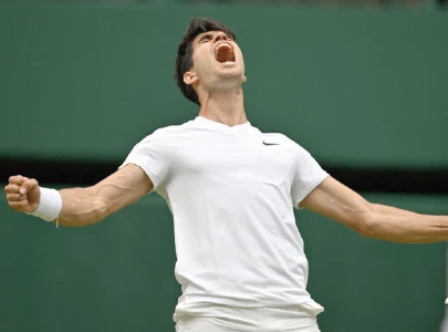 alcaraz recovers to beat medvedev in semi final