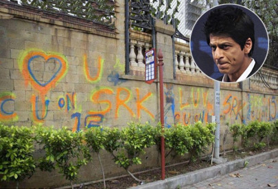 shah rukh khan shocked after fan paints graffiti on walls of his bungalow shah rukh khan shocked after fan paints graffiti on walls of his bungalow