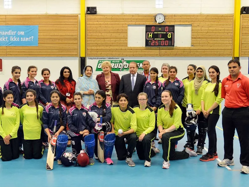 premier indulges in cricket while visiting a sports hall accompanied by the first lady of norway photo pid premier indulges in cricket while visiting a sports hall accompanied by the first lady of norway photo pid