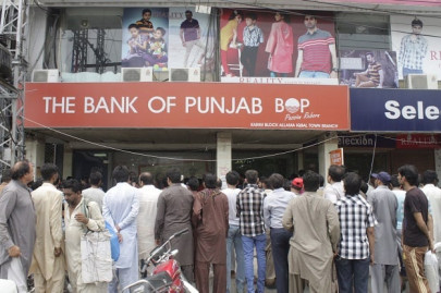 bank shooter killed in police custody bank shooter killed in police custody