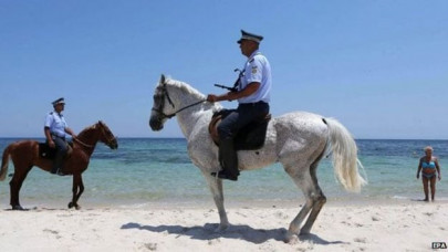 uk calls for tourists to leave tunisia