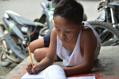 aid pours in after picture of filipino boy studying on street goes viral