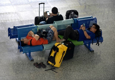 holidaymakers stranded as indonesian volcano closes airports