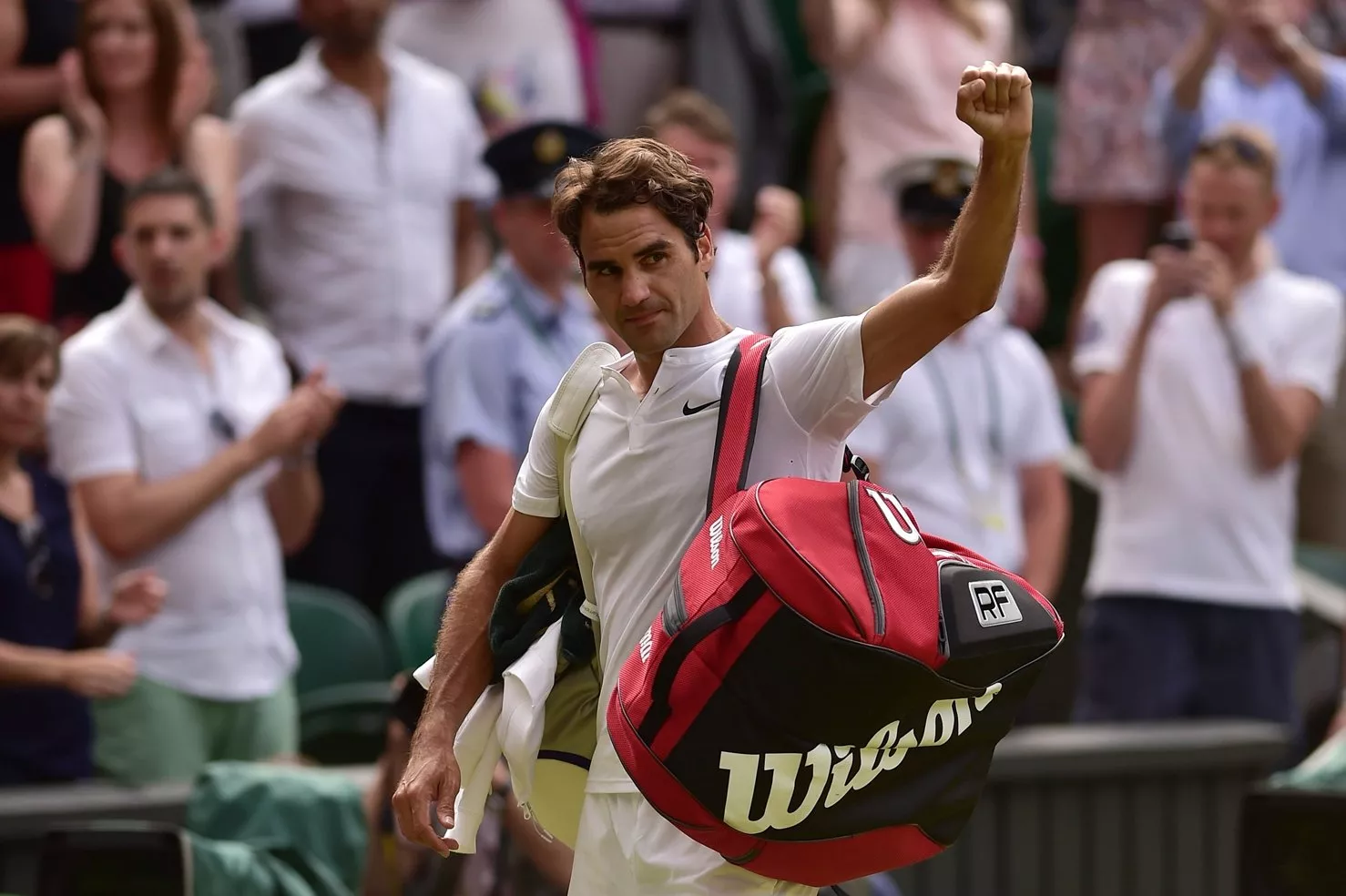 switzerland 039 s roger federer waves to the crowd as he leaves the court after beating britain 039 s andy murray during their men 039 s semi final match on day eleven of the 2015 wimbledon championships at the all england tennis club in wimbledon southwest london on july 10 2015 photo afp switzerland 039 s roger federer waves to the crowd as he leaves the court after beating britain 039 s andy murray during their men 039 s semi final match on day eleven of the 2015 wimbledon championships at the all england tennis club in wimbledon southwest london on july 10 2015 photo afp