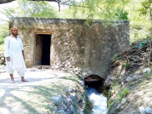 a man stands outside the mill in shahdara top a view of the grinder inside the mill bottom photos shazia mehboob express a man stands outside the mill in shahdara top a view of the grinder inside the mill bottom photos shazia mehboob express