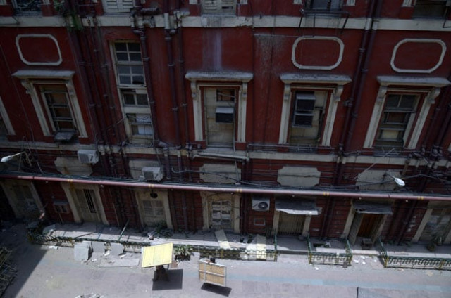 indian labourers undertake renovation work on the writers 039 building in kolkata photo afp indian labourers undertake renovation work on the writers 039 building in kolkata photo afp