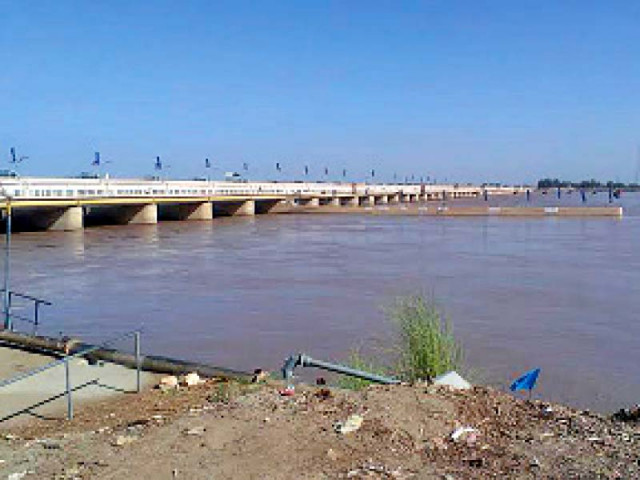 residents of the river beds have been advised to evacuate the area due to the risk of flooding of the sukkur and kotri barrages on july 20 photo file residents of the river beds have been advised to evacuate the area due to the risk of flooding of the sukkur and kotri barrages on july 20 photo file