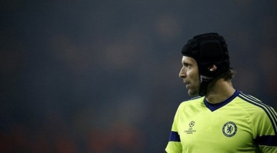 cech strengthens gunners defence mertesacker