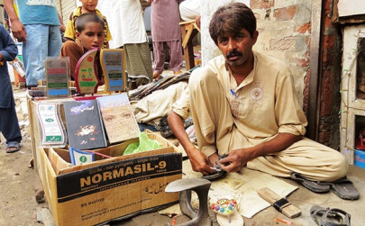 poetic cobbler faisalabad man attracts customers using prose