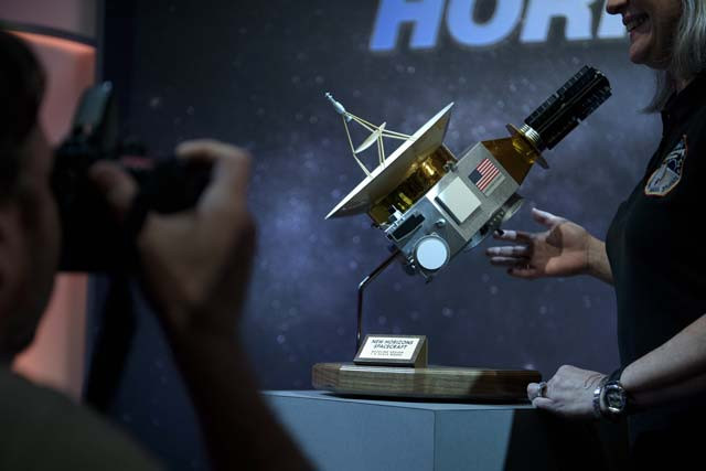 people pose with a model of the new horizons probe at the johns hopkins university applied physics laboratory july 14 2015 in laurel maryland photo afp people pose with a model of the new horizons probe at the johns hopkins university applied physics laboratory july 14 2015 in laurel maryland photo afp
