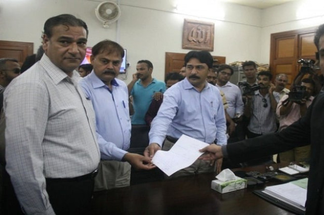 mqm members submit resolution against pti chief imran khan in the sindh assembly in karachi on july 15 2015 photo rashid ajmeri express mqm members submit resolution against pti chief imran khan in the sindh assembly in karachi on july 15 2015 photo rashid ajmeri express