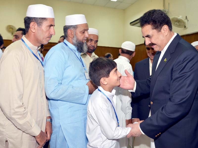 gen raheel meets a student of aps peshawar photo ispr