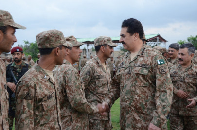 army chief reaches waziristan to spend eid with troops
