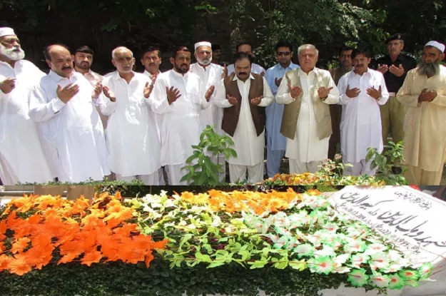 the qwp chief laid a floral wreath at the monument and offered fateha for the martyrs photo express the qwp chief laid a floral wreath at the monument and offered fateha for the martyrs photo express