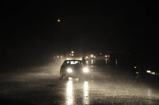 only light to moderate showers forecasted to hit karachi today photo express only light to moderate showers forecasted to hit karachi today photo express