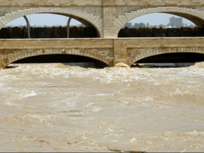 flood alert medium flood to pass through sindh barrages in three days