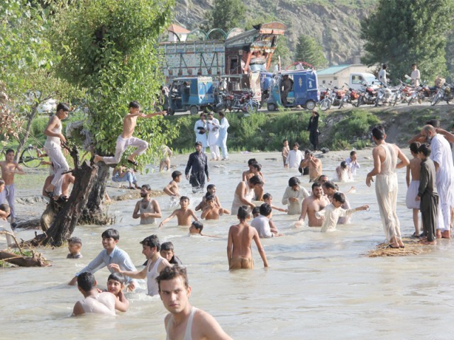 tourists throng to moto shah khursheed dams in mohmand photo fazal khaliq express