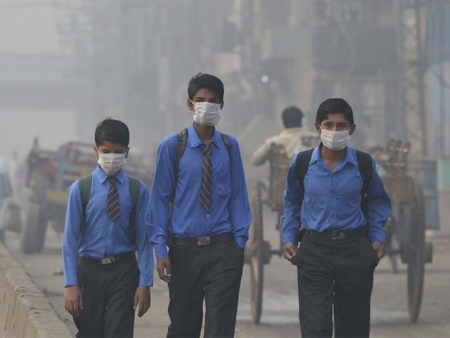 pakistani school students return home as heavy smog envelops lahore photo getty